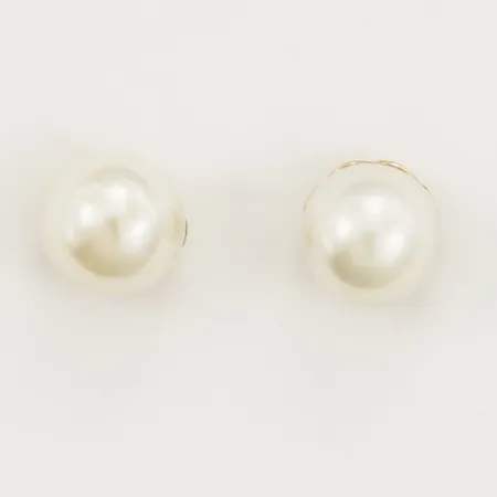 Ett par örhängen med pärla Ø6,7mm, ena något skev 18K Vikt: 1,6 g
