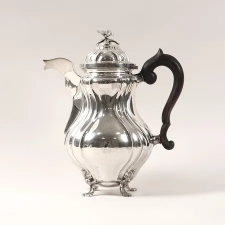 Kaffekanna rokokostil, handtag i svärtat trä, höjd 24cm, K. Anderson, Stockholm 1920, silver 830/1000 Vikt: 667 g