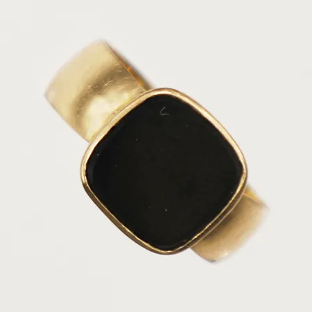 Klackring med onyx stl:17, bredd 6,1-10,7mm gravyr 18K Vikt: 4 g