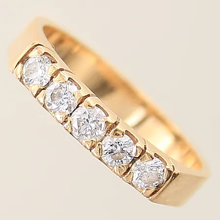 Ring med diamanter totalt 0,50ctv enligt gravyr stl:17¾ bredd 3,5mm Schalins 18K  Vikt: 4,7 g