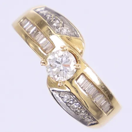 Ring med diamanter ca 1x0,36ct 8x0,005ct och ca 16 mindre baguetteslipade diamanter stl 19½ bredd 3-8mm bruksslitage Vikt: 9,5 g
