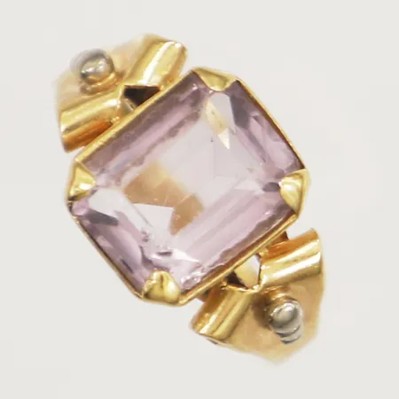 Ring med lila sten stl:16¾ bredd 2,9-10,6mm, nagg, någor skev skena, 18K Vikt: 3,5 g