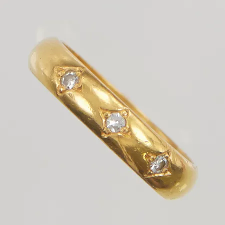 Ring diamanter 3x ca 0,03ct stl:19¼ bredd 4mm 23K 7,6g.