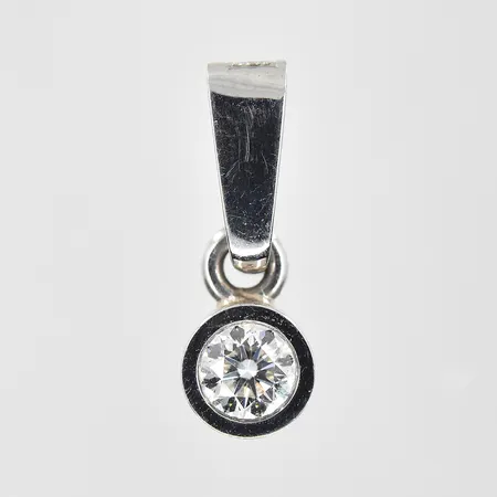 Hänge med diamant 0,25 ct Ø6 mm, längd 15 mm, vitguld, 18K. Vikt: 1,2 g