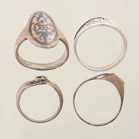 Ringar fyra stycken med dekor skeva/stenar saknas silver 925/1000 Vikt: 14,2 g