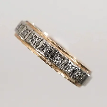 Ring med diamanter 7x ca 0,01ct stl: 15¾ 18k Vikt: 3,1 g