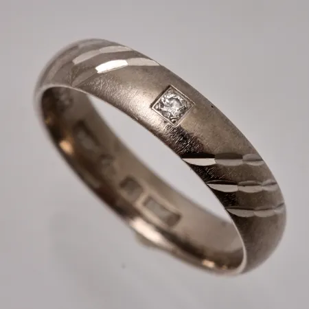  Ring stl:15¾ bredd 4mm, 1st diamant, 0,02ct, 18K vitguld, 3,53g.