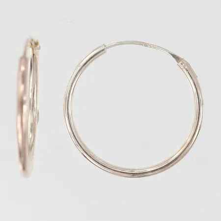Ett par örhängen creoler Ø17mm bredd 1,5mm skeva Silver 925/1000.  Vikt: 1 g