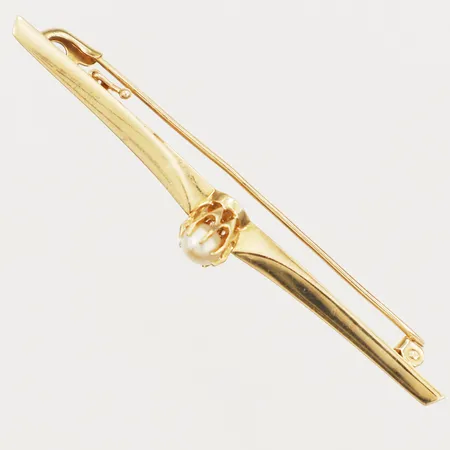 Brosch med pärla längd 60mm, bredd 10,8mm Guldvaruaktiebolaget G. Dahlgren & Co Ab År 1971 Vikt: 2,7 g