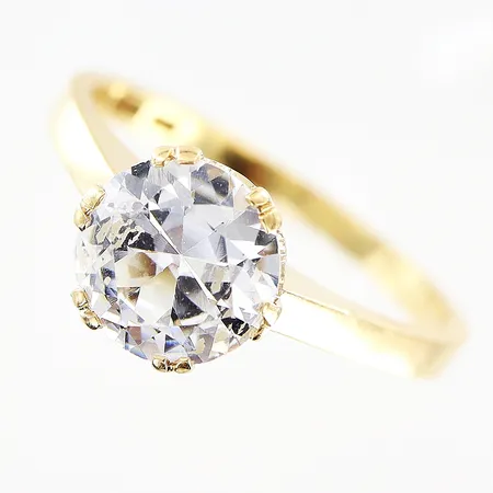Ring med sten stl:18½, bredd 1,5-8mm, 18K Vikt: 3,9 g