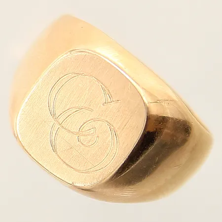 Klackring med monogram stl:19¾ bredd 5,2-16mm ostämplad 18K Vikt: 16,3 g