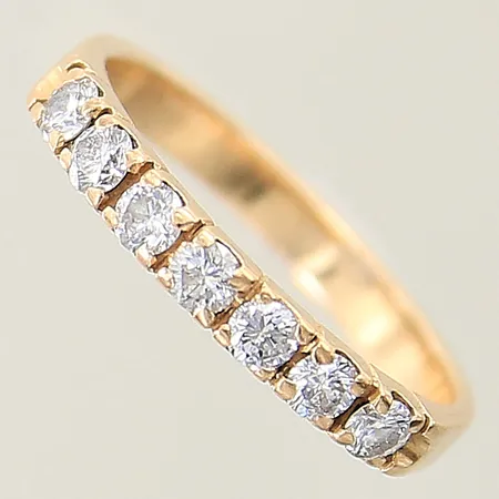 Ring med diamanter totalt 0,35ctv enligt gravyr Schalins stl:16½ bredd 2,5mm en diamant indikerar på att vara syntetisk 18K Vikt: 2,7 g