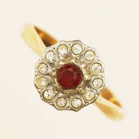 Ring med röd sten samt vita stenar, fattning i silver stl:16¼ bredd 1,9-9,2mm 18K Vikt: 3,2 g