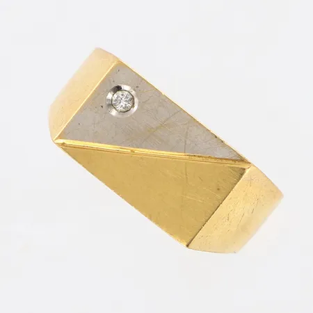 Klackring diamant ca 0,02ct stl:19½ bredd 4-10mm, vit/gulguld, 18K. Vikt: 7,6 g