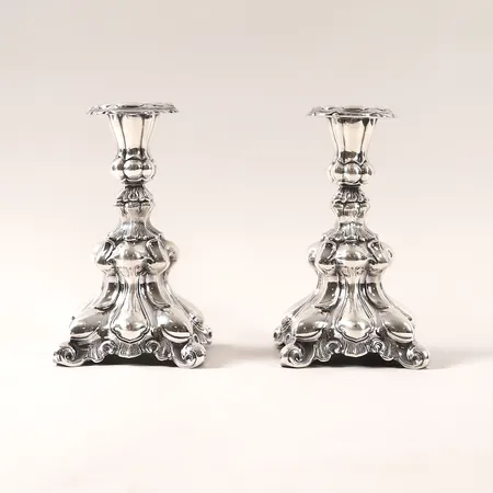 Ett par ljusstakar barockstil, höjd 18cm, fyllda, svensk kontrollstämpel, silver 830/1000 Vikt: 818 g