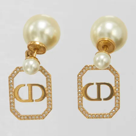 Örhängen Christian Dior vita stenar samt imitationspärlor längd ca 4cm, bredd 16mm, gulmetall, refnr E1819TRICY, kvitto från Frankrike daterat 2022, pouch, etui