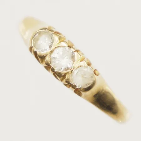 Ring med vita stenar stl 18, bredd 2-5mm, BEH Bengt Hallberg Guldsmeds AB, Köping år 1985, 18K. Vikt: 2,4 g