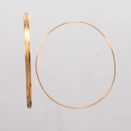 Två armringar stela Ø6cm, något skeva, 18K Vikt: 10,7 g