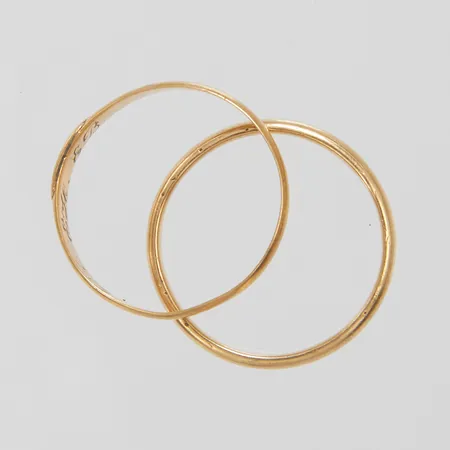 Två ringar stl 17½, skevheter, nagg, personlig gravyr, 14K Vikt: 3,2 g
