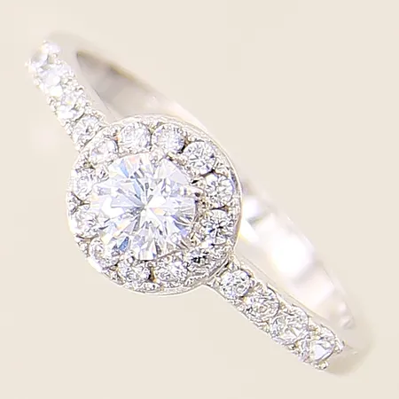 Ring med vita stenar GHA stl:19 bredd 2,5-8,4mm silver 925/1000 Vikt: 2,9 g