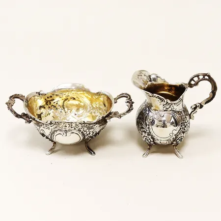 Sockerskål och gräddsnipa höjd 4,5cm, 7cm, svensk importstämpel, silver 835/1000. Vikt: 172,2 g