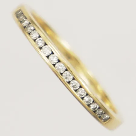 Ring med diamanter 16 x ca 0,005ct, bredd 2,4mm GHA 18K Vikt: 2,6 g