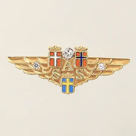 Pin med 8/8-slipade diamanter 2 x ca 0,01ct 1 x ca 0,03ct 11x21mm 18K Vikt: 1,5 g