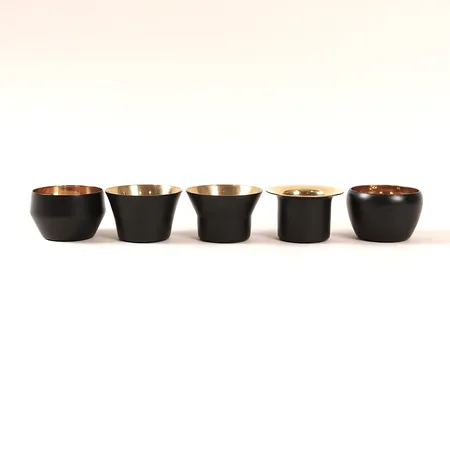 Fem ljuslykta KIN, Rune Claesson Koivisto för Skultuna, svartfärgad mässing, höjd ca 4cm, originaletui.