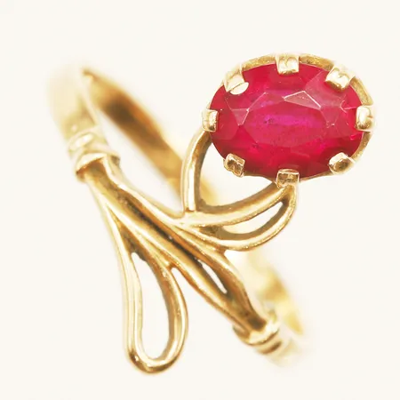 Ring med syntetisk rubin stl:18, bredd 2,4mm, Sovjetisk 14K Vikt: 3,1 g