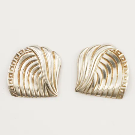 Örhängen med räfflad dekor längd 18,6mm, bredd 19,5mm GFAB Silver 925/1000 Vikt: 1,7 g
