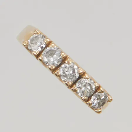 Halvalliansring med 5x diamanter 1,00ctv kvalitet W(H)/P, stl:17½ bredd 4mm Guldfynd 18K 6,1g.
