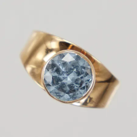 Ring med blå sten stl:16¼, bredd 9,2mm, JP år 1952, gravyr, 18K Vikt: 2,7 g