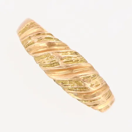Ring stl:17¼ bredd 2,5-5,5mm rödguld 14K. Vikt: 2,6 g