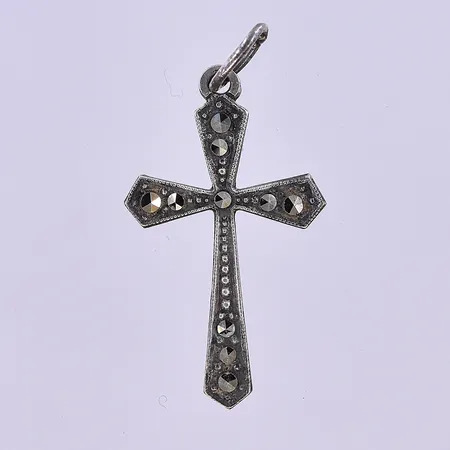 Hänge kors med markasiter längd 31 mm, bredd 15 mm silver 925/1000. Vikt: 0,7 g