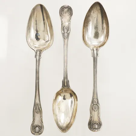 Tre Matskedar modell Engelsk Snäck, olika längder samt gravyrer, silver 830/1000 Vikt: 118 g