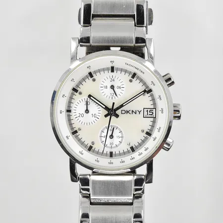 Damur DKNY stål quartz refnr NY4329, serienr 251304, datum, pärlemorurtavla, safirglas, integrerad stållänk med viklås, innermått inklusive ur ca 18 cm, fungerade vid testtillfället.