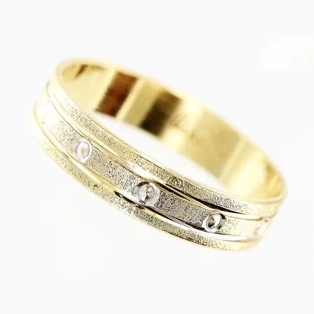 Ring mönstrad stl:19, bredd 4,5mm, 18K Vikt: 2,8 g