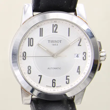 Herrur Tissot Gentleman Swissmatic stål automatisk ref-nr:T098407A serie-nr:DXX6PS8NE Ø44mm, datum, glasbaksida, safirglas, läderband med slitage, boett med mindre repor, box, manual, informationsbok
