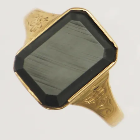 Klackring med onyx stl:20½ bredd 2,6-15,3mm, ojämn fattning , något skev skena, gravyr 18K Vikt: 6 g
