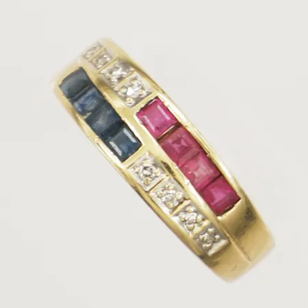 Ring med diamanter 8 x 0,005ct samt troligen syntetiska rubiner och safirer, stl:15½ bredd 2,5-5,9mm, 18K Vikt: 3,2 g