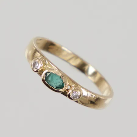 Ring med grön sten samt vita stenar stl:15½, bredd 3,4mm, ostämplad 18K Vikt: 1,9 g