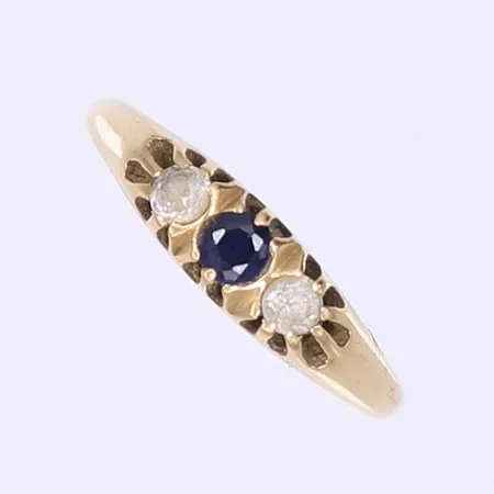 Ring med blå sten och två vita stenar stl 17¾ bredd 2-4mm Gustaf Dahlgren och Co Malmö 1931 gravyr 18K Vikt: 2,5 g