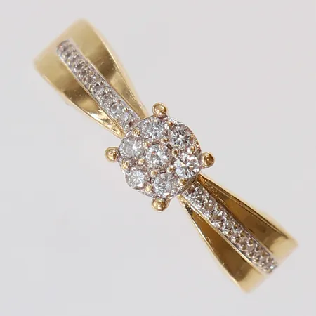 Ring med diamanter ca 7 x 0,01-0,02ct + 22 x 0,0025ct Guldfynd stl 17, bredd ca1,5-5mm, skev, 18K Vikt: 2,7 g