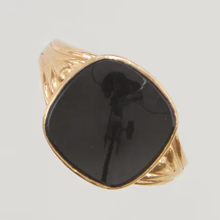 Ring med onyx stl:18½ bredd 13mm 18K 3,2g.