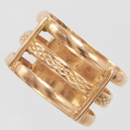 Ring med genombruten dekor stl 19¼, bredd 12mm, skev, 14K Vikt: 5,3 g
