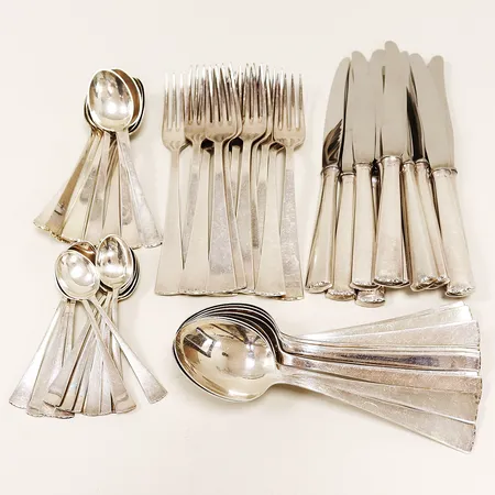 Bestickset GAB och CGH 1950/1960-tal, 12 bordsgafflar 17,5cm, 12 bordsknivar 20cm stål i blad, 12 bordsskedar 17,5cm, 12 kaffeskedar 13cm, 12 moccaskedar 11cm, delvis stämplade sterling, silver 830, 925/1000. Vikt: 2174,2 g