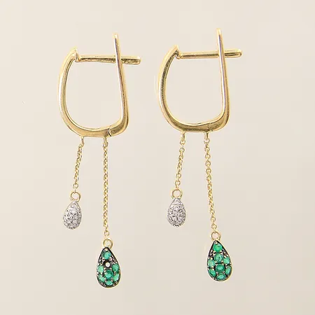 Ett par örhängen med smaragder samt diamanter 30 x ca 0,005ct 23x2mm en smaragd saknas 18K  Vikt: 3 g