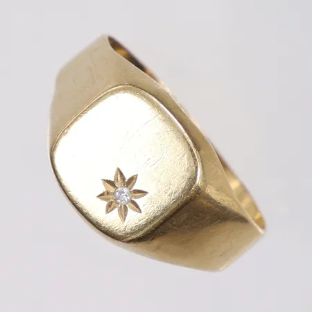 Klackring med vit sten, stl:19½, bredd 3-11mm, GHA, skev, 18K Vikt: 4 g