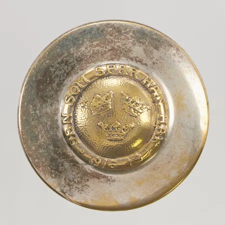 Dosa "Den som spar han har", 6,5cm, mässing silverförgyllning bortnött.