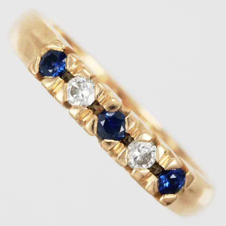 Ring med safirer & diamanter ca 2x0,06ct, enligt gravyr, stl: 17 ¾, bredd ca 4mm, graverad, otydliga stämplar, 18K Vikt: 4,5 g